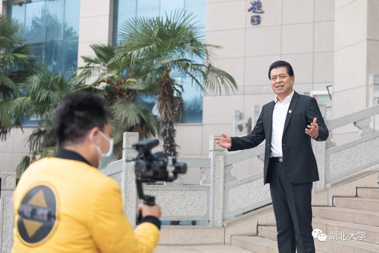 国家一级演员陆鸣校友返校与师生一同唱响《少年》
